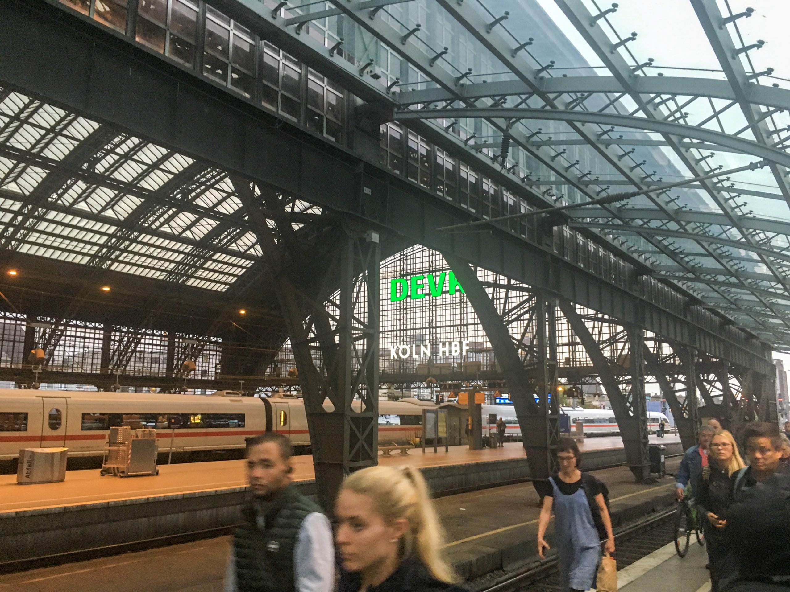 【ドイツ】デュッセルドルフからケルンまでの移動方法を解説!電車での移動がオススメ。チケットの買い方も併せて説明します。